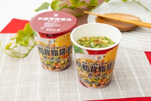 セブンプレミアム 京都背脂醤油ラーメンが新発売 器一面にねぎをトッピング