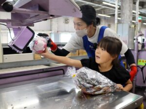 フリューと佐川グローバルロジスティクス、愛知の拠点でこどもさんかん日を開催