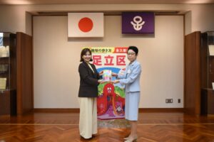 地球の歩き方足立区版が発売 編集室が足立区役所を訪問し発行を報告