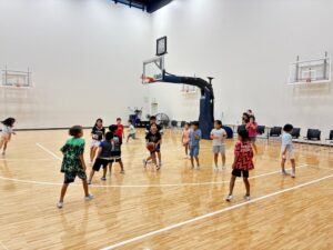 沖縄アリーナが子どもスポーツ教室開催 小学生計141名がバスケで汗流す
