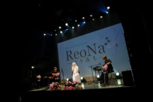 ReoNaが豊島区の学生招待ライブに出演 アコースティック全8曲を披露