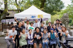 福井県大野市の篠座神社で学生が企画　昔の写真展示やのっぺい汁を振る舞う