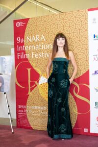 なら国際映画祭の祈りのレッドカーペットでダミアーニがジュエリー協力