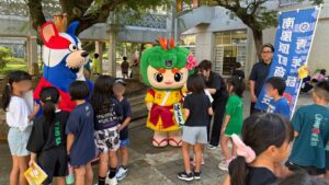 キングスのゴーディーが沖縄県内8市町村の小中学校で朝のあいさつ運動を実施