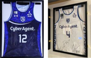 アトム、福井県内12店舗で福井ブローウィンズ選手のサイン入り新ユニフォームを順次展示