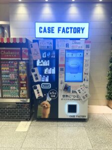 リトア 渋谷ヒカリエにスマホケース自販機CASE FACTORY設置