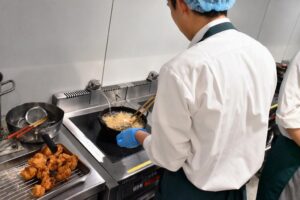 J-オイルミルズが内定式を開催 自社製品の調理実習通じ理念理解と交流促す