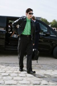 ロエベがパリで2027春夏コレクションを発表 岡田さんが来場