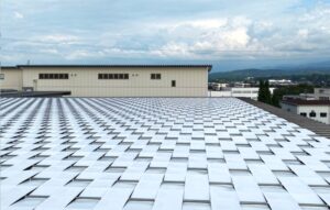 バイホロンの工場屋根にSPACECOOLルーフシェード導入 最大14.5℃低減
