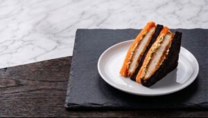 アパホテルとサンドリアが初コラボ カツカレーサンドを10月6日発売へ