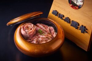 ホテルニューオータニ博多 太田総料理長監修の鹿児島黒牛肉まぶしを発表