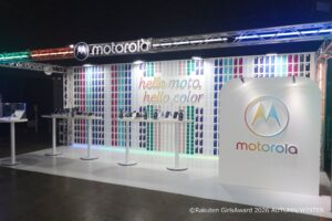 モトローラがGirlsAwardに出展 簡秀吉さんが新機種を体感