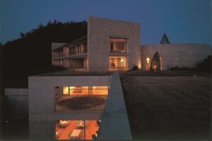直島のベネッセハウス、宿泊者特典アートインクルーシブを2027年4月に提供開始へ