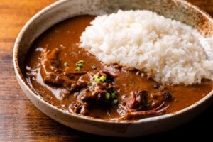WAIGAYA新宿三丁目本店、オオドリー監修牛すじカレーを10月1日より提供へ