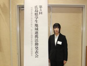 広島工大の青原こころさん、学生地域連携活動発表会で木工プロダクト開発の成果を発表