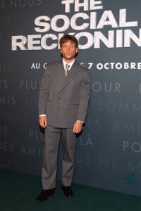 ジェレミー·アレン·ホワイトがパリの映画プレミアでルイ·ヴィトンの衣装を着用