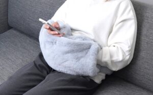 サンコー USB給電式ヒータークッション おなかぽかぽかポッケを発売