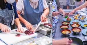 日本鯨類研究所が東京と京都で鯨肉料理教室を開催 給食導入に向けた調理法を伝授