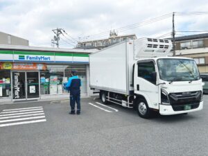 ファミリーマート、中国・四国の約1,200店で定温便を2便化へ　冷凍弁当も発売