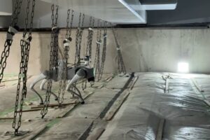 燈とオリエンタル白石、吊り足場上で四足歩行ロボットの自律歩行実証実験を実施
