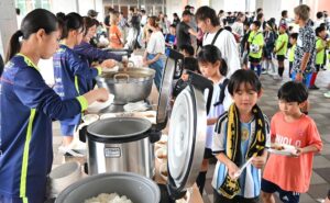 VITASが高川学園と共同で子ども食堂を初開設 サッカー教室や試飲会も実施