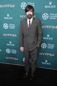 映画Artificialプレミアでジェイソン・シュワルツマンらがディオールを着用
