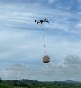DBAなど、山形県遊佐町の三崎海岸で漂着ごみをドローンで搬出する試験を実施へ