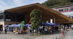 山と溪谷社など、高尾山口駅前で高尾山の市“野市“山のマーケットを10月31日開催へ