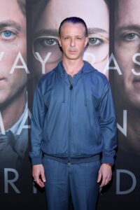 ジェレミー・ストロングがロロ・ピアーナ着用で映画プレミアに出席