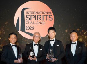 山崎２５年が酒類コンペティションＩＳＣで部門最高賞トロフィーを受賞