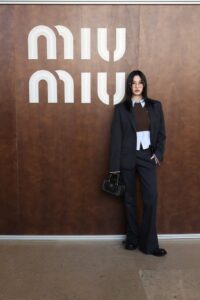 ミュウミュウがパリで2027年春夏コレクション開催 MOMOら来場