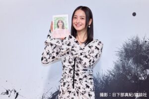 佐々木希が20周年記念フォトエッセイ刊行会見 代官山蔦屋書店でお渡し会も開催
