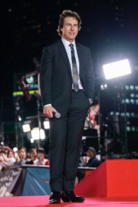 トム・クルーズが映画プレミアでディオールのスーツを着用