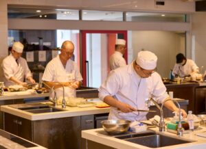 シェアダインと服部栄養専門学校、海外就労向け寿司職人検定を初開催