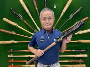 阪神の佐藤輝明が2026年三冠王を獲得 バット担当のミズノ名和民夫氏が祝福