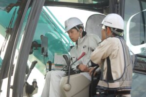 新潟建築・インテリア・ものづくり大学校がICT施工見学会を実施 連続講義も予定