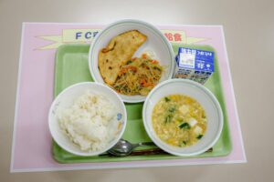 調布市内の公立小中学校でFC東京コラボ給食の提供が開始