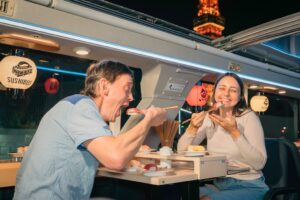 世界初の回転寿司バスSUSHI BUS、2026年10月10日より東京で運行へ