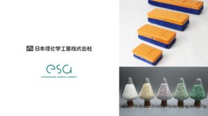esaと日本理化学工業、半導体フィルム由来の再生プラスチック製黒板消しを製品化