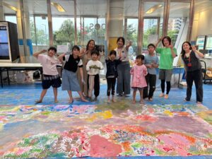 子どもが手足で描いた北斎巨大アート、オリナス錦糸町で10月15日まで特別掲示