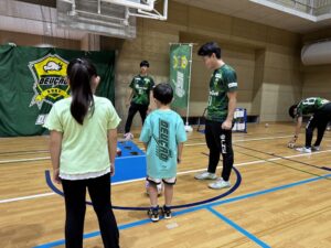 デウソン神戸の選手が垂水区民スポーツの日イベントに参加し地域住民と交流