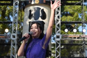 門松みゆきが故郷のダイナシティ小田原で新曲発売記念ミニライブを開催
