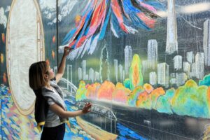 日本理化学工業が東京ベイ潮見プリンスホテルでキットパスの窓アートを完成
