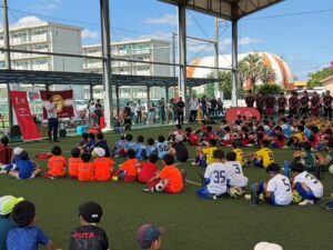 福岡大学サッカー部が熊本県宇城市でサッカー教室を開催 約100人の小学生が参加