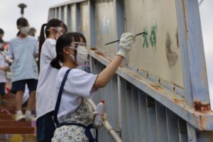 撤去前の三郷歩道橋に園児と中学生が描画 令和8年10月27日撤去へ