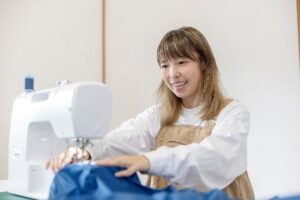 アウトドアギア自作を学ぶ野沢ともみ氏と宇藤律和氏のレシピ付きガイド本が登場