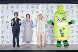 伊藤園が1プッシュで1杯分出るボトル入りインスタント茶の新商品発表会を開催