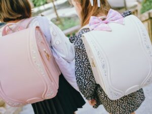 土屋鞄のgrirose、初の刺繍入りランドセルを2027年2月10日より注文受付開始へ