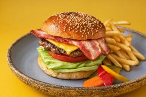 コートヤード新大阪、11周年記念バーガーを100食限定発売へ