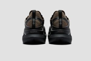 サッカニーとヨシオクボが初コラボ　限定レーシングシューズを10月15日発売へ